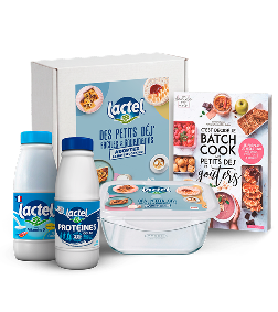 La box Lactel Batchcooking : plat Pyrex avec couvercle, livre de cuisine et deux bouteilles de lait Lactel